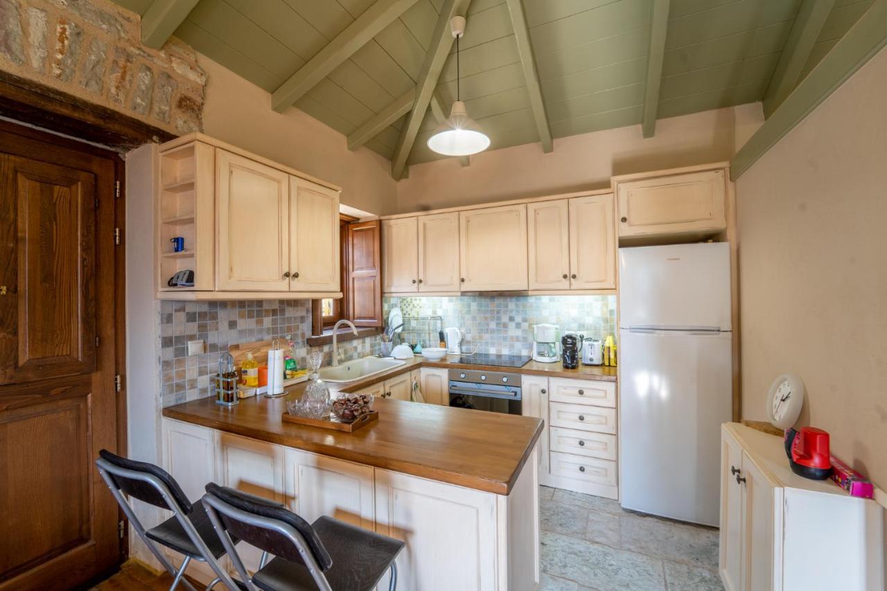 Villa Korfes: Three-Story Family Retreat Karpenisi Exterior photo
