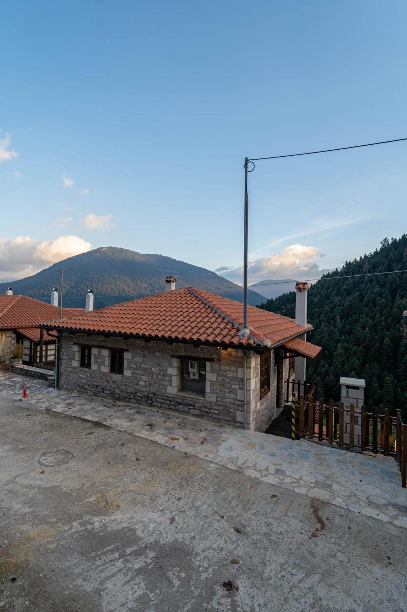 Villa Korfes: Three-Story Family Retreat Karpenisi Exterior photo