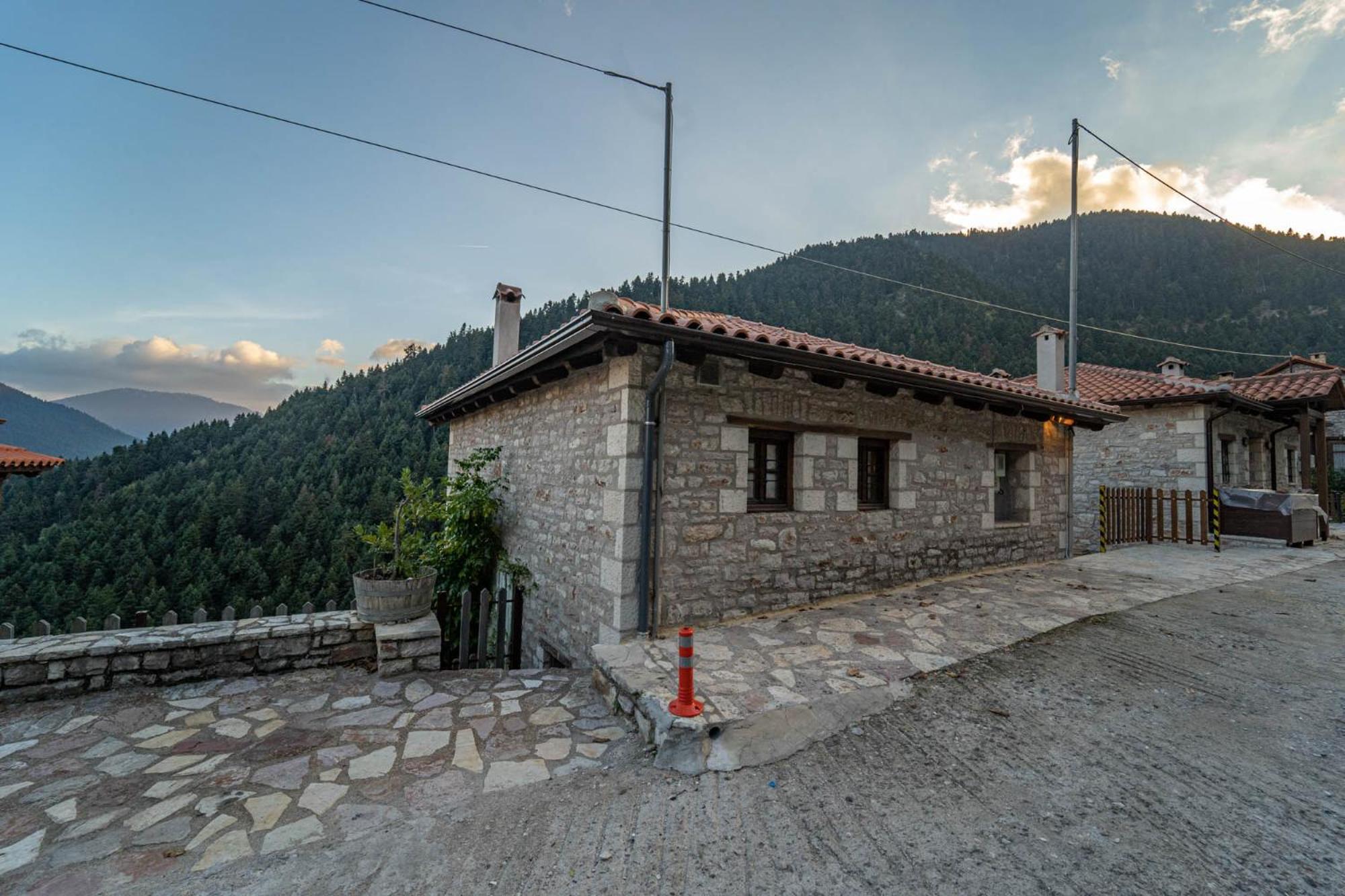 Villa Korfes: Three-Story Family Retreat Karpenisi Exterior photo