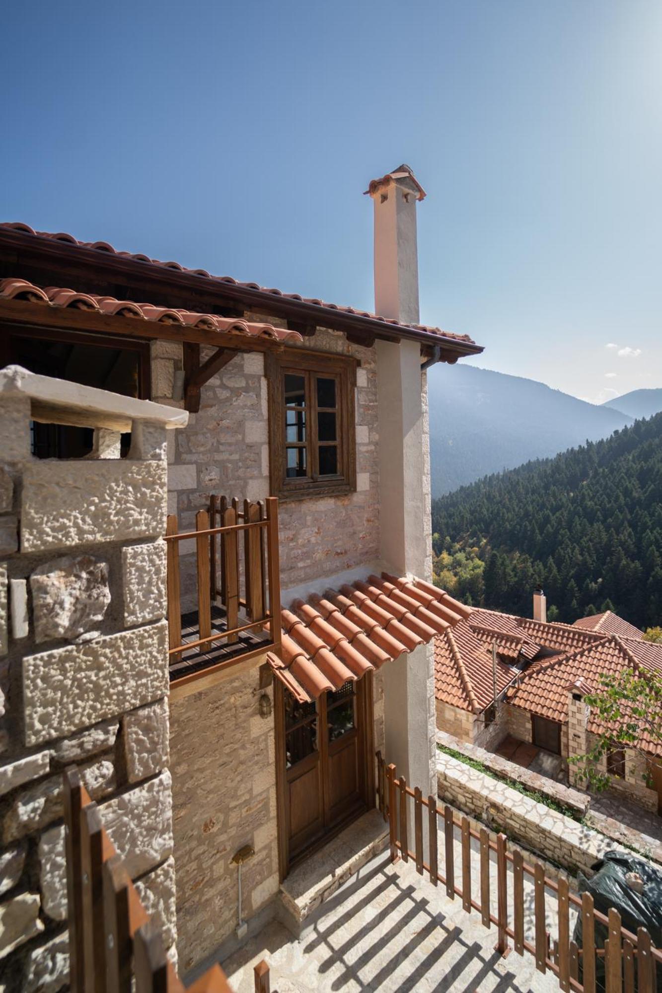 Villa Korfes: Three-Story Family Retreat Karpenisi Exterior photo