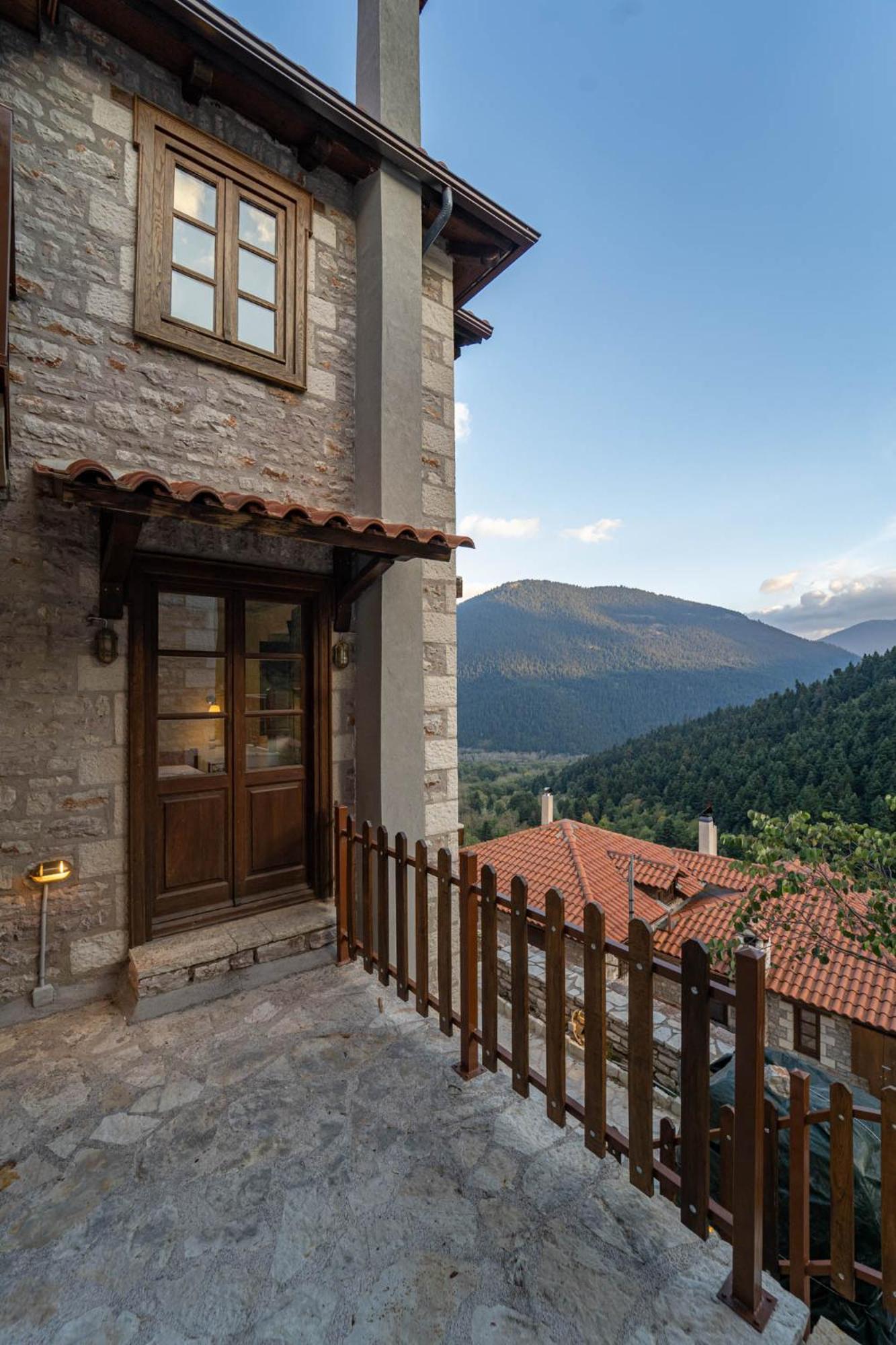 Villa Korfes: Three-Story Family Retreat Karpenisi Exterior photo